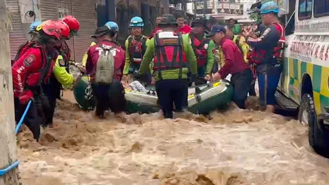 น้ำท่วมเชียงราย เร่งอพยพชาวบ้าน-คนแก่ ติดค้างที่ชุมชนเกาะทราย  