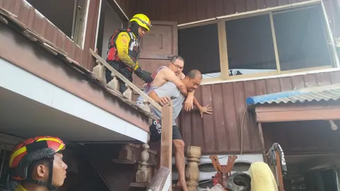 ไม่มีคำว่าง่าย เปิดใจ "กู้ภัย" ลุยน้ำเชี่ยว ช่วยชาวบ้าน พบยังติดค้างอีกจำนวนมาก