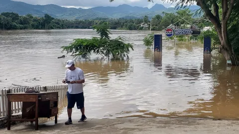 อุตุฯลาวเตือนภัยน้ำท่วมหลังแม่น้ำโขงทะลัก ด้านบล็อกเกอร์สาวโพสต์ด่ารัฐบาลช่วยน้ำท่วมช้าพ้นคุกแล้ว