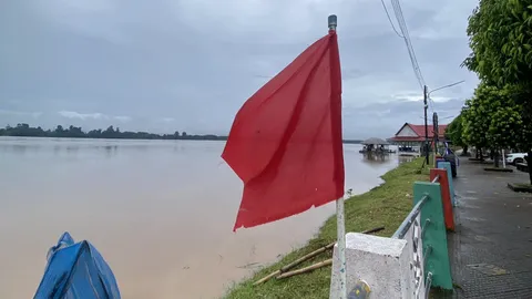 ปากคาด จ.บึงกาฬ ปักธงแดงเตือนชาวบ้าน ระดับ "น้ำโขง" เพิ่มต่อเนื่อง ใกล้ล้นตลิ่ง