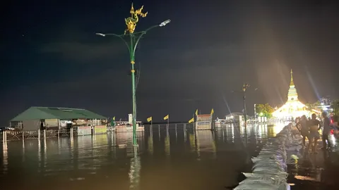 "น้ำโขง" ล้นตลิ่ง ทะลักท่วมถนน หน้าพระธาตุหล้าหนอง ที่หนองคาย