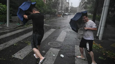 เตือนคนไทยใน "เซี่ยงไฮ้" ระวังฝนตกหนัก-ลมแรง จากพายุ "ไต้ฝุ่นเบบินคา"