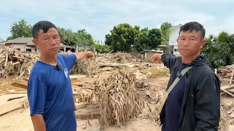 ลุงฝาแฝดตัดพ้อ "บ้าน-ร้าน" ถูกน้ำซัด จนไม่เหลืออะไรให้ทำความสะอาด (คลิป)