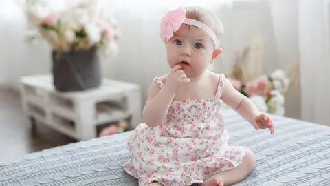 300 ไอเดียตั้งชื่อลูก 2568 ชื่อจริงลูกสาว ความหมายดี คนรักคนเอ็นดู