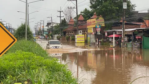 น้ำป่าจากสะเมิง ไหลลงที่ราบ เอ่อท่วมถนนเชียงใหม่-หางดง รถเล็กผ่านไม่ได้