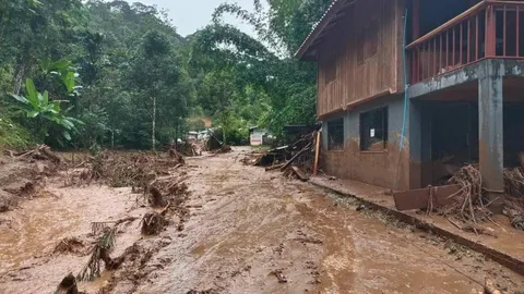 น้ำป่าถล่ม "เวียงป่าเป้า" หลากท่วมหลายพื้นที่ ดินสไลด์ตัดขาดหมู่บ้าน (คลิป)