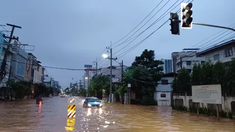 "แม่น้ำปิง" ระดับน้ำวิกฤติ ล้นทะลักเข้าท่วมบ้านประชาชน-ถนนช้างคลานแล้ว