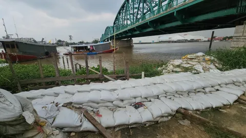 น้ำเจ้าพระยาขึ้นสูง ท่วมบ้านเรือน-ร้านอาหาร ริมแม่น้ำที่ปทุมธานี 