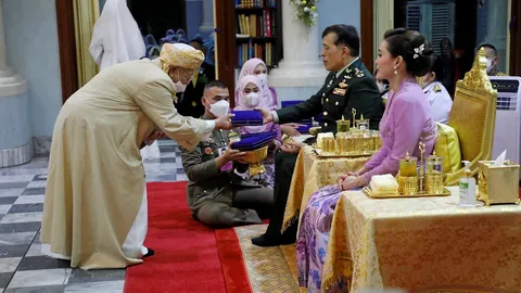 “2 ล้นเกล้า” เสด็จมัสยิดกลางปัตตานี ในการพระราชทานรางวัล อัญเชิญ “คัมภีร์อัลกุรอาน”