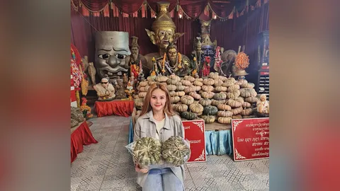 นางเอกลิเกดัง ทำบุญวันเกิด จุดธูปมงคล "ปู่ฤๅษีพรมเมศ" แบ่งปันเลขเด็ดแฟนคลับ