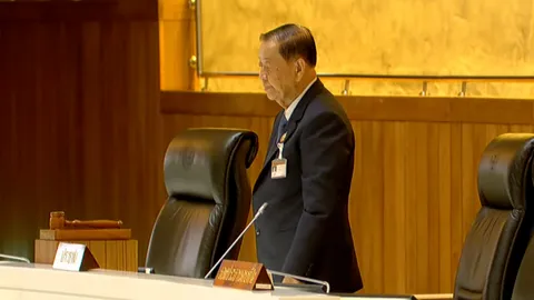 สภายืนไว้อาลัยไฟไหม้บัสนักเรียน พร้อมรับทราบพระบรมราชโองการแต่งตั้งผู้นำฝ่ายค้าน