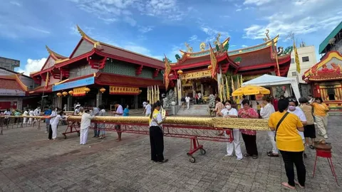 ปิดทองเสาโกเต้ง ก่อนอัญเชิญตะเกียง สัญลักษณ์เริ่มกินเจภูเก็ต 2567