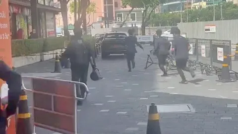 ระทึกกลางห้าง จนท.ไล่สกัดเก๋งป้ายแดง ถูกคนร้ายชิงหลบหนี 