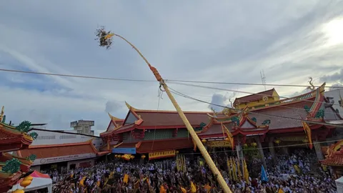 ยกเสาโกเต้ง เชิญตะเกียงเทวดา สัญลักษณ์เริ่มงาน "กินเจ" ภูเก็ต 2567