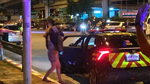 เมียเครียดผัวถูกไล่ล่า จี้ตัวเองขึ้นรถตำรวจ พาไปส่งอยุธยา ก่อนหนีเข้าป่า