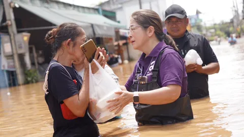 “สุดารัตน์” ลุยน้ำสูงเกือบอก มอบน้ำ-อาหารให้ผู้ประสบภัยน้ำท่วมเชียงใหม่ จี้รัฐเร่งอพยพคน