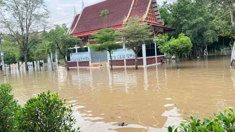 สุโขทัย คลองแม่ลำพันล้นตลิ่ง ทะลักท่วมวัดกำแพงงาม บางจุดสูงกว่า 1.50 เมตร