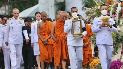 พิธีพระราชทานเพลิงศพ "ครู-นักเรียน" คนร่วมแสดงความอาลัยแน่น (คลิป)