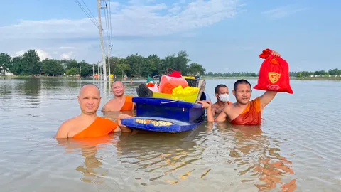 วัดพลายชุมพล จ.สุโขทัย น้ำท่วมยังวิกฤติ พระ-เณรต้องใช้เรือขนของหนีน้ำ