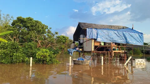 ชาวลำพูนอ่วม น้ำไหลทะลักเข้าท่วมเมืองต่อเนื่อง ขยายวงกว้าง 7 ตำบล