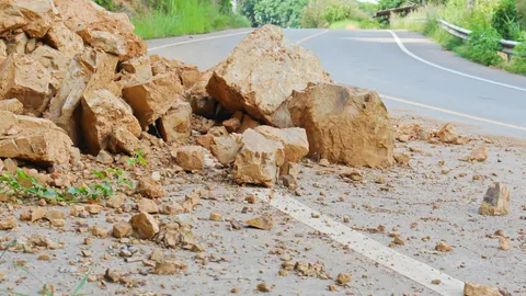 เตือน 14 จังหวัด เฝ้าระวังแผ่นดินถล่ม น้ำป่าไหลหลาก ช่วง 9-11 ต.ค. 67