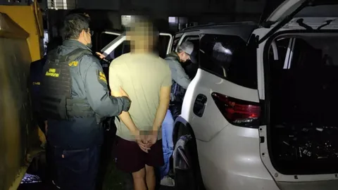 ทลายคลังแสงปืนเถื่อนกลางกรุง ยึดปืน 19 กระบอก ลอบขายทางโซเชียล