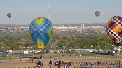 บอลลูนลมร้อนสหรัฐฯ ชนเสาส่งสัญญาณวิทยุพังถล่มลงมาทั้งต้น