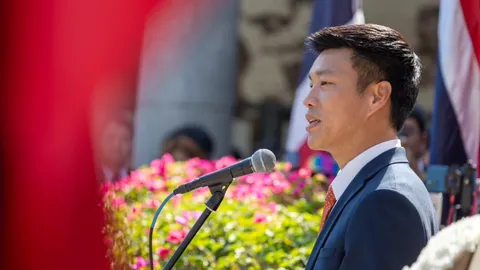 ผู้นำฝ่ายค้านร่วมงานรำลึก 14 ตุลา เชื่อทุกฝ่ายผลักดันให้มี รธน. ฉบับใหม่ได้