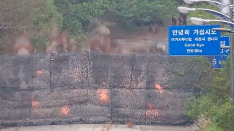 เกาหลีใต้เผยคลิปวินาทีเกาหลีเหนือจุดระเบิดถนนเชื่อมต่อสองเกาหลี (คลิป)