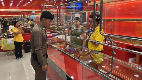 รวบทันควันพ่อค้าไก่ย่าง วิ่งราวร้านทองย่านบางใหญ่ หลอกพนักงานให้ช่วยปลดล็อกประตู