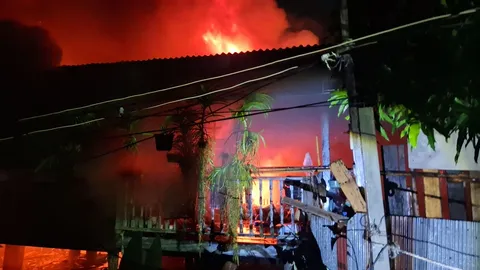 สลดยายหลานกอดคอกันดับคู่ คากองเพลิง เหตุไฟไหม้ชุมชนแออัด สมุทรปราการ