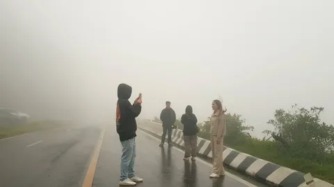 เช้านี้ "ยอดดอยอินทนนท์" 12 องศาฯ นักท่องเที่ยวแห่ขึ้นดอย สัมผัสอากาศหนาว