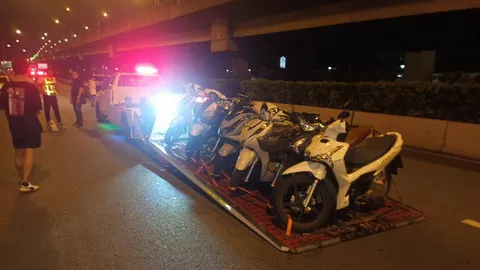 ตำรวจปิดล้อมสกัดจับ "เด็กแว้น" บนถนนวิภาวดี ยึดรถจักรยานยนต์ 68 คัน