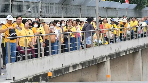 ประมวลภาพบรรยากาศ ประชาชนรอเฝ้าฯ รับเสด็จในหลวงและพระราชินี