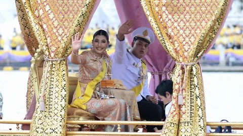 สมเด็จพระเจ้าลูกเธอ เจ้าฟ้าสิริวัณณวรีฯ ประทับเรือพระที่นั่งอเนกชาติภุชงค์