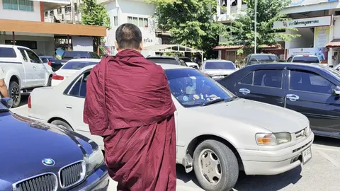 สั่งให้สึกแล้ว "อดีตเจ้าอาวาส" ขับกระบะชนรถเจ้าหน้าที่ราชทัณฑ์ เจ็บสาหัส