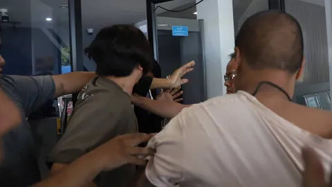 "ทนายธรรมราช" โดนชายบุกต่อยกลางวงสื่อ หลังร้องเอาผิด "อ.เบียร์ คนตื่นธรรม" (คลิป)