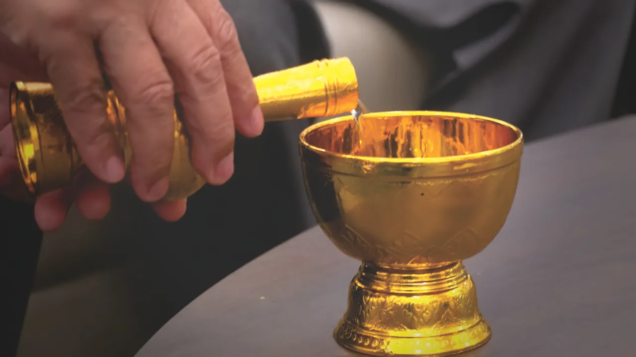 บทกรวดน้ำ แบบย่อ หลังใส่บาตร แผ่เมตตาอุทิศส่วนกุศล เสริมบารมีชีวิต