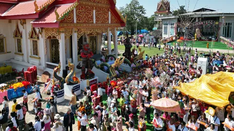 ศรัทธาล้น "วัดหนองแวง" ยอดกฐินกว่า 7 ล้าน พร้อมโปรยทาน-แจกทองให้สาธุชนในงาน