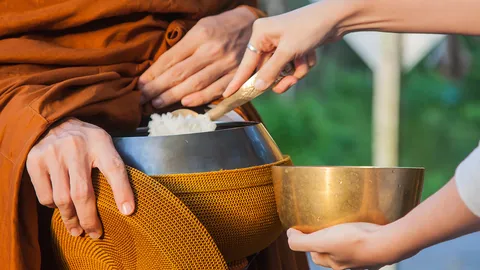 คำถวายข้าวใส่บาตร อานิสงส์มาก อธิษฐานก่อนใส่พูดอย่างไร