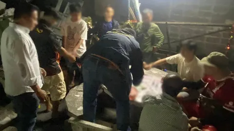 เหตุจากลุ้นดังเกินไป สายสืบบุกทลาย "วงไฮโล" ทำผู้ต้องหาวิ่งหนีกระเจิง