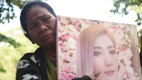 "แม่ก้อย" ร่ำไห้กอดภาพลูกสาว เปิดใจหลังศาลสั่งประหารชีวิต "แอม ไซยาไนด์" (คลิป)