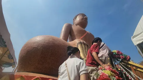 สาวมาขอพร "หลวงพ่อสมหวัง" ช่วยขายที่ดิน แถมขอ "เลขเด็ด" กลับไปลุ้นโชค