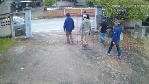 สั่งเด้ง 10 ตำรวจ นปพ.สืบภาค 5 ปมรีดเงินนักธุรกิจ จะไปจับต่างด้าว ไม่มีหมายค้น