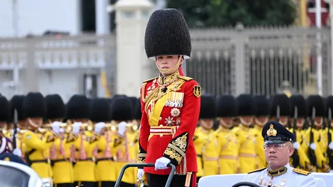 สมเด็จพระราชินี ทรงร่วมซ้อมพิธี สวนสนามและถวายสัตย์ ปฏิญาณตนของทหารรักษาพระองค์