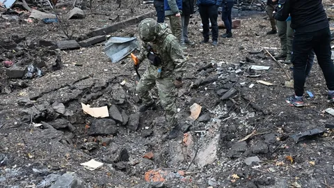 รัสเซีย-ยูเครน ยิงมิสไซล์ ส่งโดรนโจมตีแลกกันยับ เจ็บหลายสิบราย