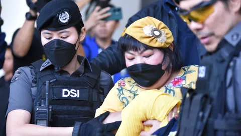 "แม่สามารถ" ยัดจดหมายใส่มือนักข่าว ตะโกนลั่น "ขอความเป็นธรรม"