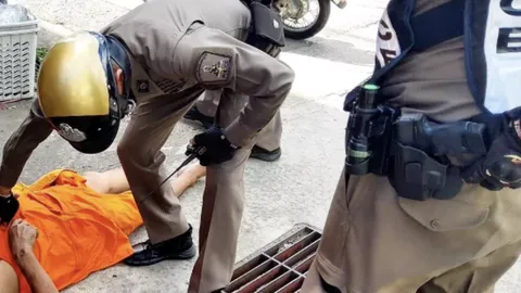 หามส่งโรงพยาบาล "พระสงฆ์" จอดรถเปิดเพลงลั่นซอย ก่อนล้มนอนอยู่ริมถน