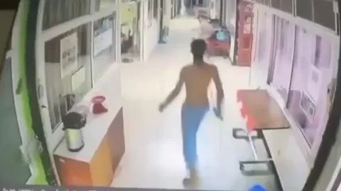 ชาวบ้านผวา เล่านาทีเห็น "คนไข้" อาละวาด ถือเหล็กกั้นเตียงวิ่งไล่พยาบาล