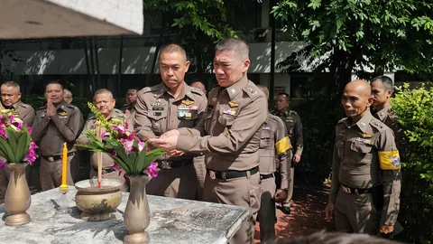 "ธิติ" ส่งมอบเก้าอี้ น.1 "สยาม" เชื่อประชาชนจะกลับมาศรัทธาการทำงานตำรวจ